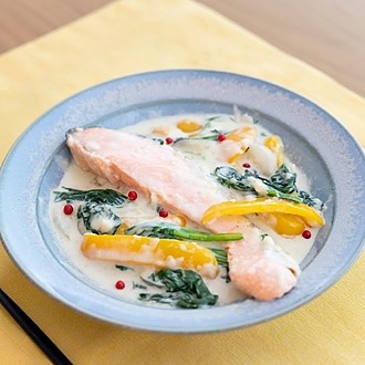 フライパンで作る鮭とほうれん草のクリームシチュー（幸せキッチン）